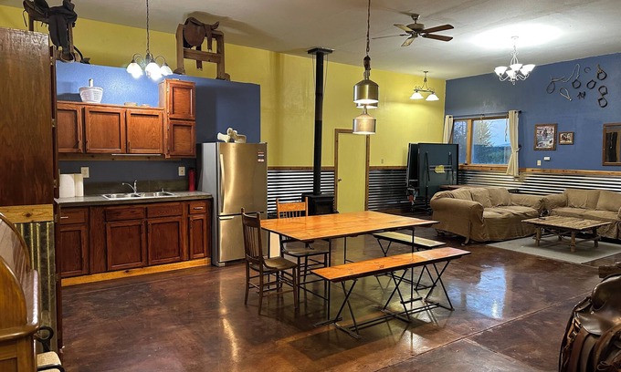 Brownstown Casa | Converted Barn to your comfy get away, close to Yakima/Naches. Farm Stay Tieton