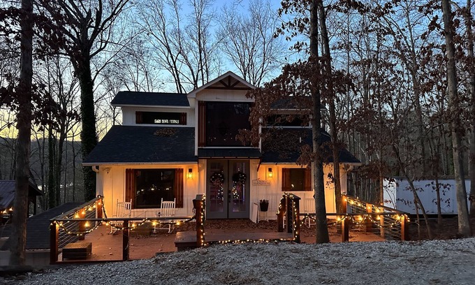 Greenville - Spartanburg Casa | Converted barn with incredible deck and view. Pet friendly.