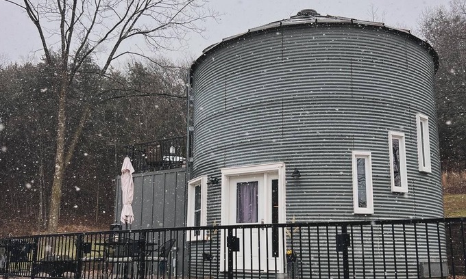 Bluffton Casa | Converted grain bin/silo guest house right on the Katy Trail.