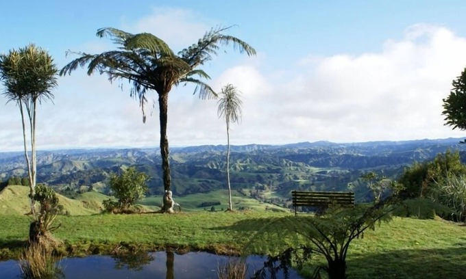 Matiere Cabaña | Establos convertidos con vistas a las tierras de cultivo y Bush