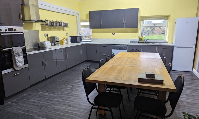 Llanllyfni Casa | Converted Welsh chapel with stunning mountain views.