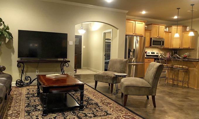 Conway Casa | Conway Luxury Home. 4BR/2BA, Office, 2-Car Gar., 65"TV, Fenced Yard/Patio, Wi-Fi