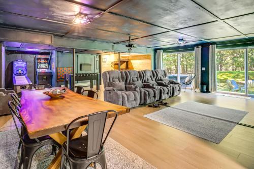 Albrightsville Casa | Conways Cabin Poconos Getaway with Game Room!