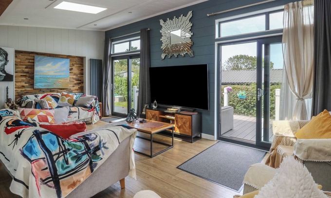 Llanllwchaiarn Cabaña | COOGEE VIEW, pet friendly, with pool in New Quay