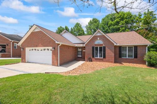 Cookeville Casa | Cookeville Family Retreat 3BR Home with Yard Close to TTU & Town