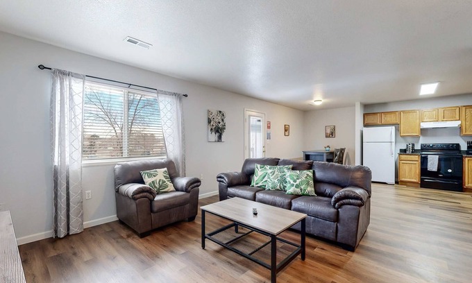 Brighton Apartamento | Cool 2-Bed Condo Patio & Parking in Brighton near DIA and easy access to Denver