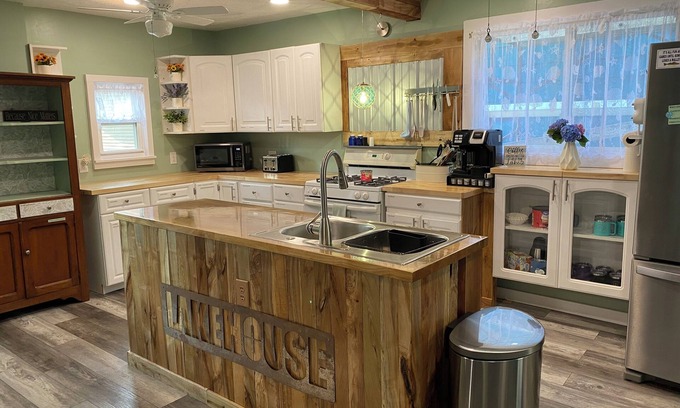 Ashtabula Casa | Cool 4-bedroom house with AC in charming Ashtabula