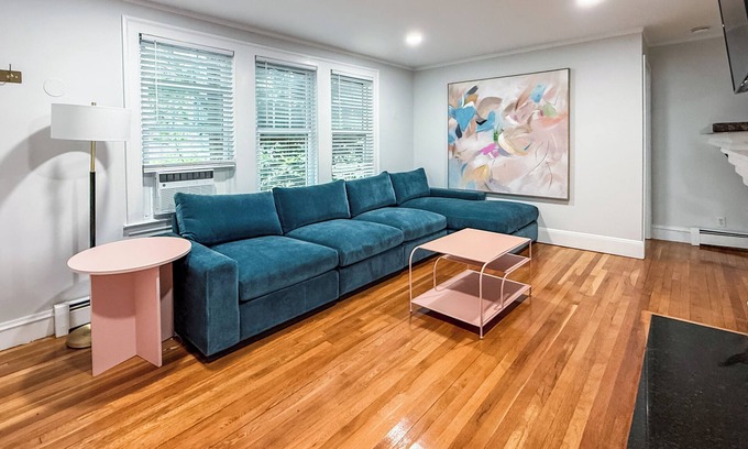 Newton Corner Apartamento | Cool 4BR Condo, Close 2 City, NEWLY RENOVATED