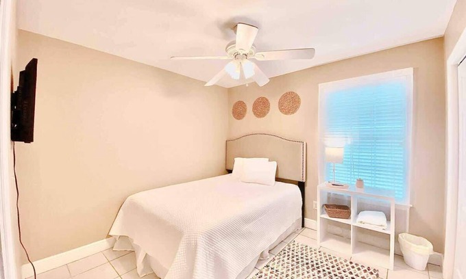 Tallahassee Casa | Cool and Bright Room Designed for Relaxation