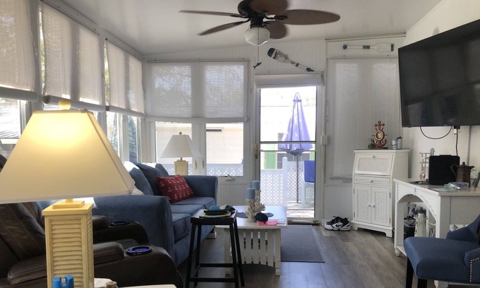 Myrtle Beach Alquiler De RV | Cool beach retreat with large porch for those looking to unwind.