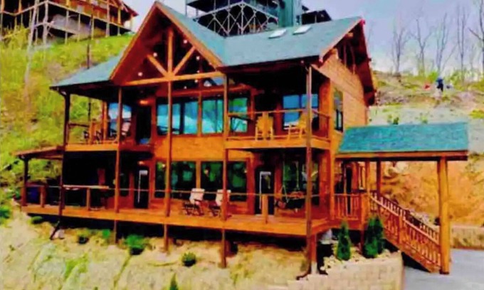 Chalet Village North Chalet De Esquí | Cool Cabin,Epic View:Kids’Loft+Fire Pit+3 mi to Gburg+Pool+Pickleball
