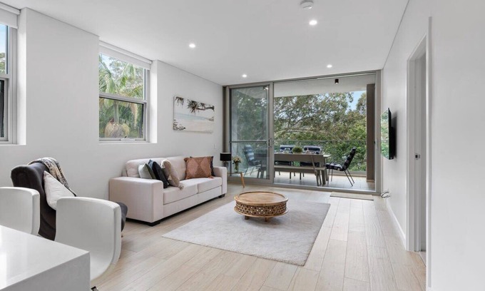 Gosford Apartamento | Cool Coastal Pad with Panoramic Water Views