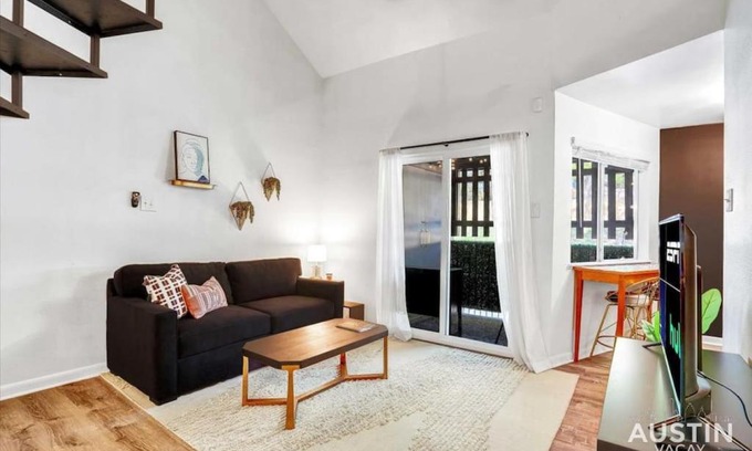 Riverside Casa | Cool Down On Riverside Free Parking and Shared Pool