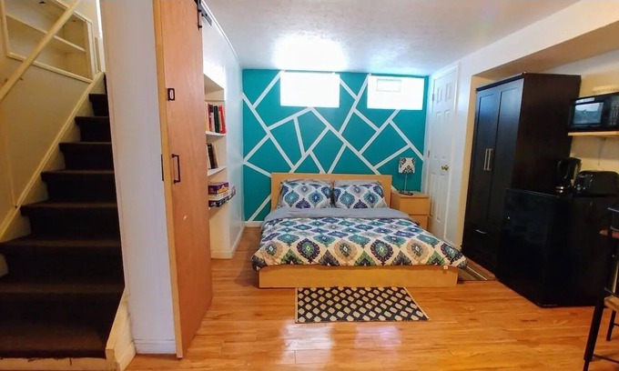 Old Brooklyn Apartamento | Cool Finished Basement Suite