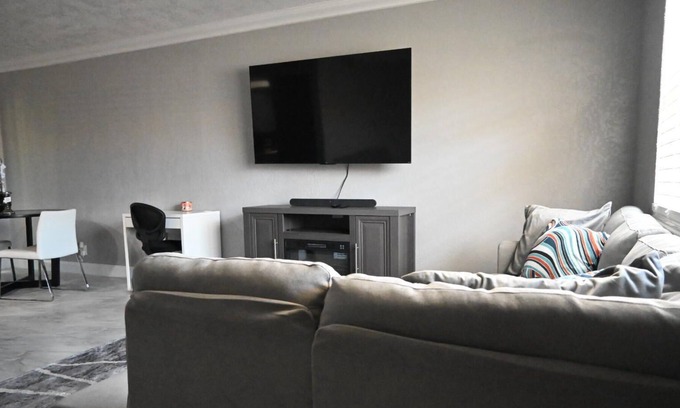 Lake Worth Condominio | Cool Gray Oasis
