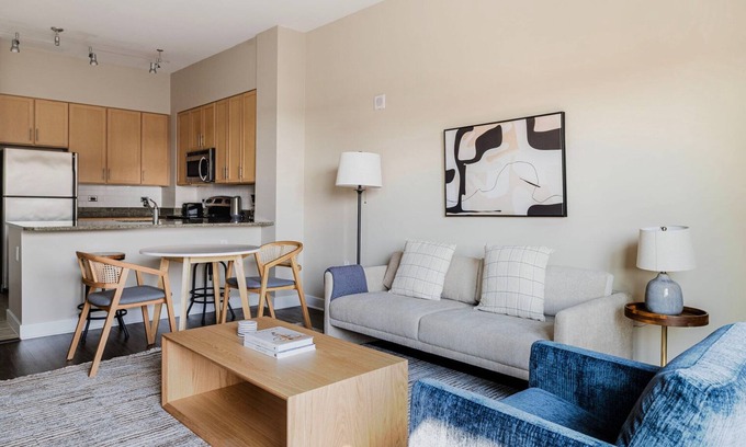 Mount Vernon Square Apartamento | Cool Mount Vernon 1BR w/ Gym & Rooftop Pool, nr Arena, by Blueground