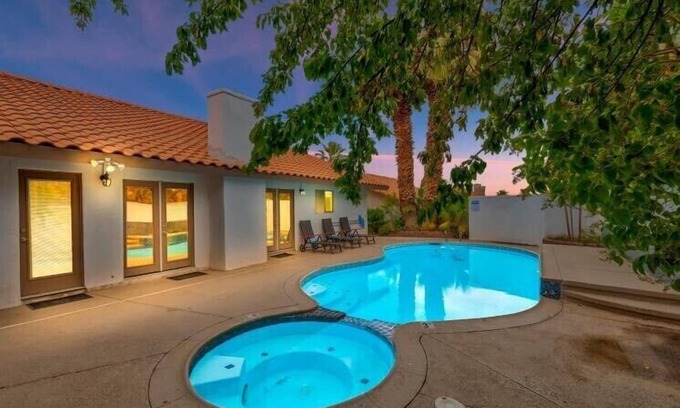 Rancho Oakey Casa | Enorme piscina, diseño abierto, cerca de Strip, capacidad para 8 personas, amplio patio trasero