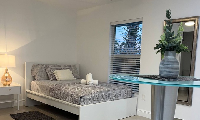 Greenacres Apartamento | Cool studio, all new, perfect for a couple. strategically located to enjoy WPB !