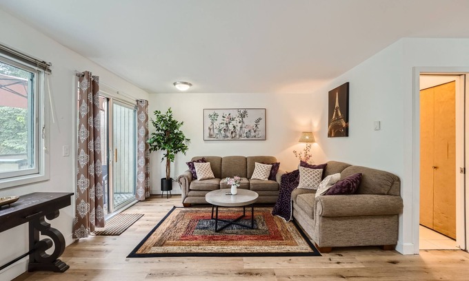 Crossroads Condominio | Cool Townhome opp to Crossroads Mall - 5/10 mins to Microsoft, Redmond, Kirkland