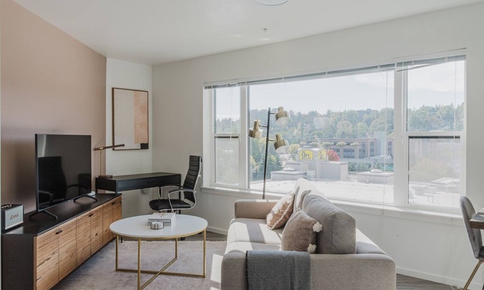 University District Apartamento | Cool U District 1BR w/ Gym, BBQ, W/D & Rooftop