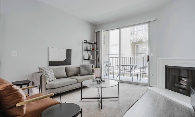 Rancho Park Apartamento | Cool Westwood 2BR w/ Courtyard, Rooftop & Entertainment, by Blueground