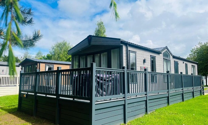 Allerthorpe Casa | Coopers Corner, Lodge with Hot Tub