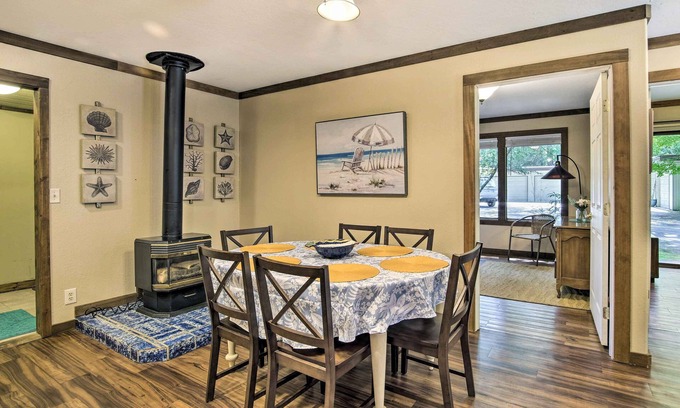 Coos Bay Cabaña | Coos Bay Cottage w/ Fireplace & BBQ Patio!