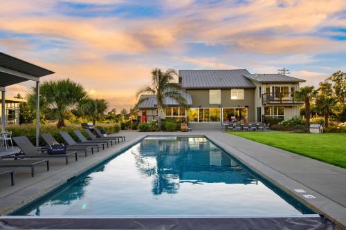 Sonoma Casa | Coplan Vineyards by AvantStay 10-Acre Estate w Pool Spa Bocce Designer Interiors