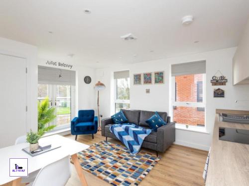 Chapeltown Casa | Copper Beech by Alt-Stay - 2 Bed En Suite Contractor, Corporate & Relocation Accommodation near LBA with EV Plug, Parking, King Bed, Workspace, Kitchen, Smart TV and Wi Fi - Long Stay Ready with Weekly and Monthly Rates