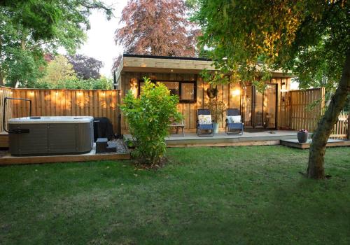 Toppesfield Casa | Copper Beech Lodge with Hot Tub, Games Room, Fire Pit