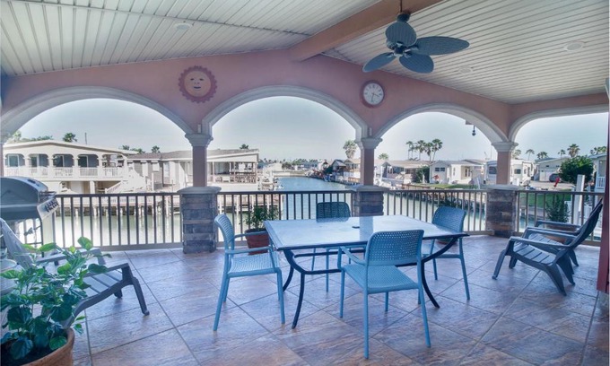 Port Isabel Casa | Copper Bottomed Waterfront Cottage Bring the family Please see Manager Info before booking
