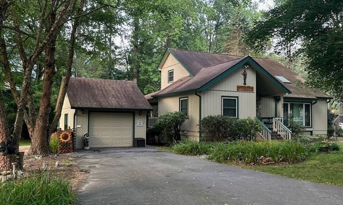 Valley Creek Run Cabaña | Copper Lady Cottage - Creekside 3 BR, 2BA, Hot Tub, Firepit
