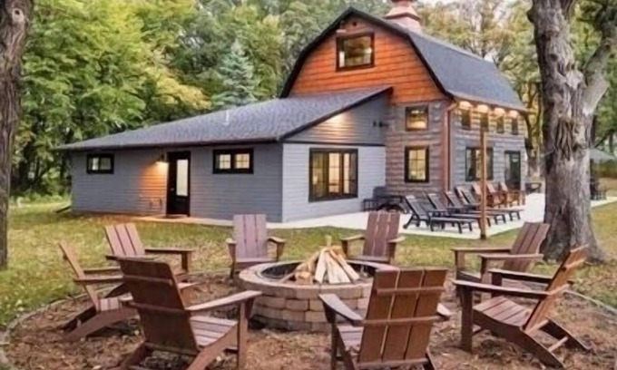 Battle Lake Casa | Copper Penny Barn on Round Lake