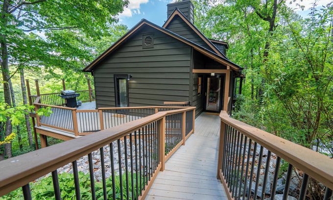 Dahlonega Cabina | Copper Ridge Getaway-Hot Tub/Fire Pit/Dog Friendly/2 - bedroom!
