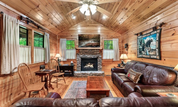Tellico Plains Cabina | Copper Ridge Log Cabin RV/Boat/Trailer parking