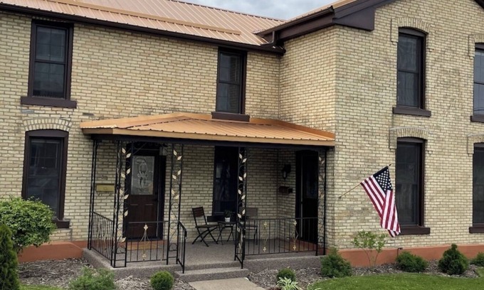 Prairie Du Chien Casa | Copper Roof Cottage