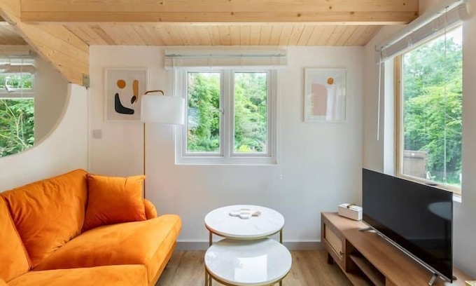 Blandford Saint Mary Chalet De Esquí | COPPERBEECH - ROMANTIC ESCAPE | SLEEPS 2 | HOT TUB | BBQ | PATIO | WI-FI