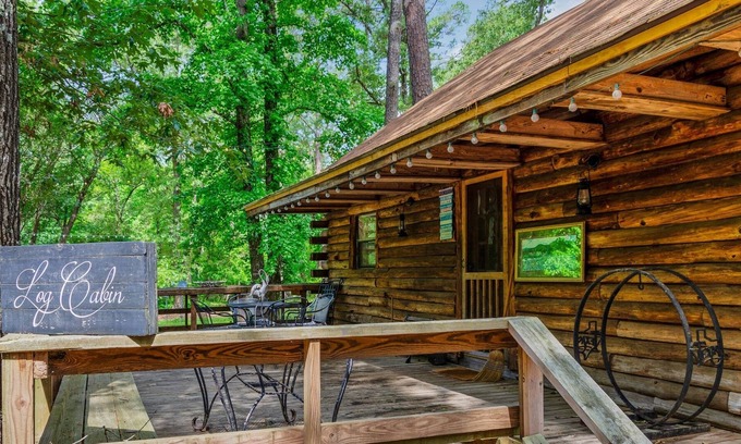 Tyler Cabina | Cora's Main Log Cabin 2 Bedroom Cabin