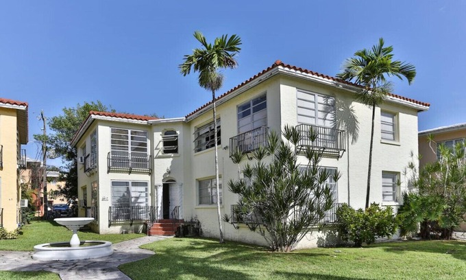 Douglas Apartamento | Coral Gables Picasso Apt in Art Building W/Patio