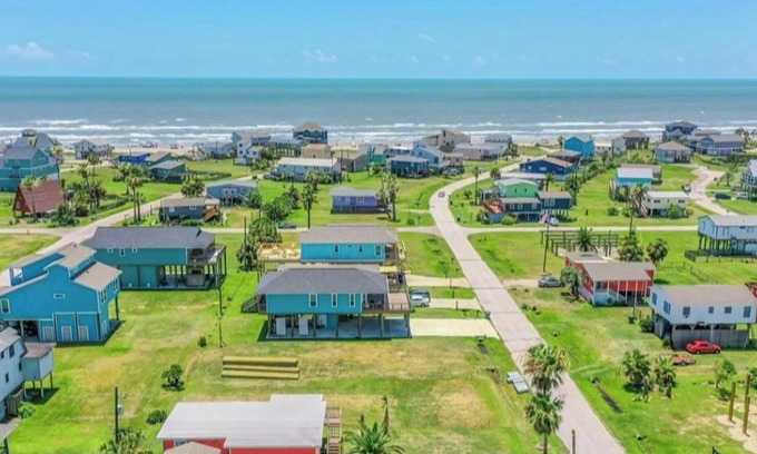 Pirates Beach West Casa | Coral Reef - BeachSide Getaway, King Bed, EV Charging, Fast WiFi, Roku TVs