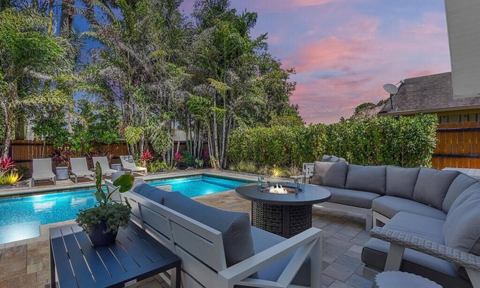 Naples Park Casa | CORAL REEF RETREAT - Vanderbilt Beach Coastal Home with Heated Pool