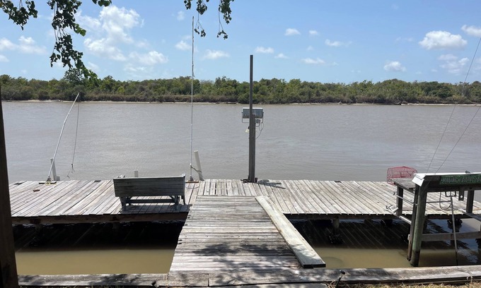 Matagorda Casa | "Coral Reef" waterfront home on a private road, lighted fishing pier, and wifi.