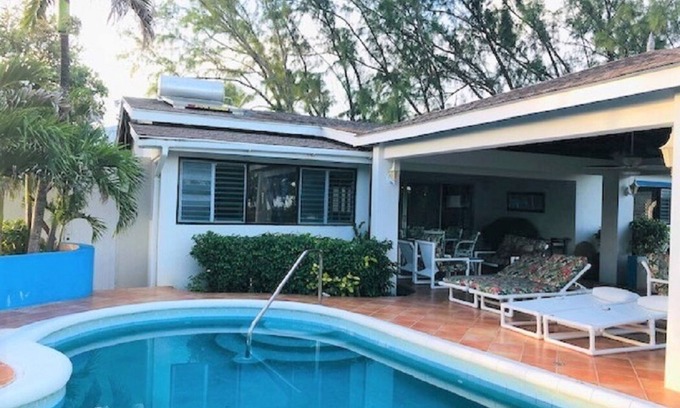 Long Bay Villa | Coral Villa Nr Sam Lord's Castle, playa, algunas vistas al mar!