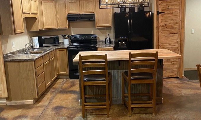 Moorcroft Casa | Corey's Gittaway 2….2 queen beds sleeps 4 people!