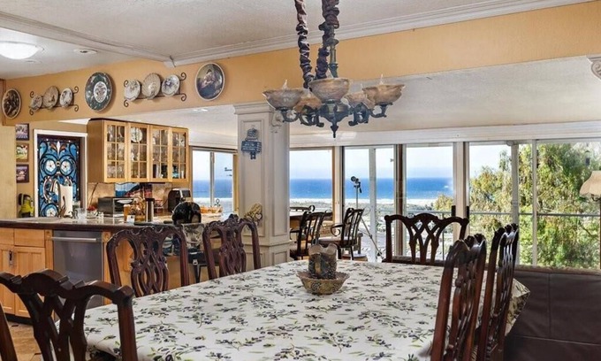 Morro Bay Cabaña | Corfu Cottage, 2 Cal King beds, Hot Tub, Pacific Ocean views, Solar Powered.