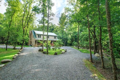 Cosby Casa | Cork's Creekside By Stony Brook Cabins