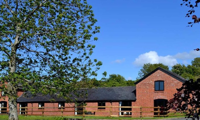 Caersws Casa | Corlan es parte de un grupo de casas de campo recientemente renovadas en la granja del propietario y el carava estático cercano