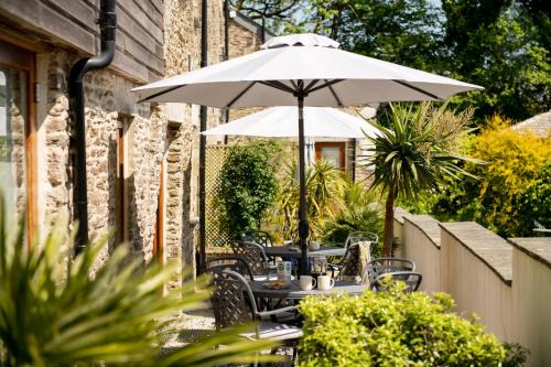 Widegates Casa | Corn Barn at East Trenean Farm -Luxury Cornish Barn Conversion sleeping 8 with hot tub, private garden, rural views and EV facilities