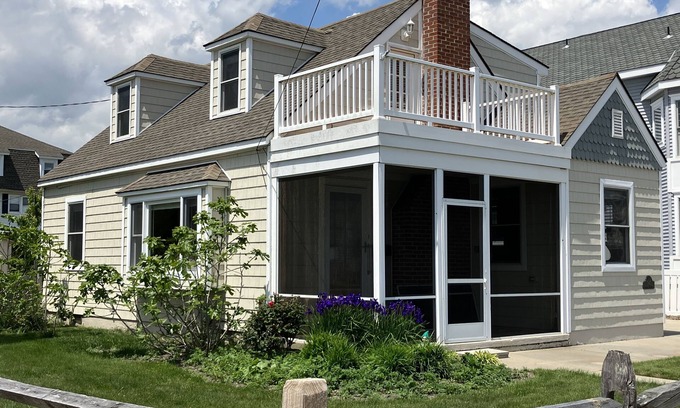 Avalon Casa | Corner Cottage 2 blocks from the beach!