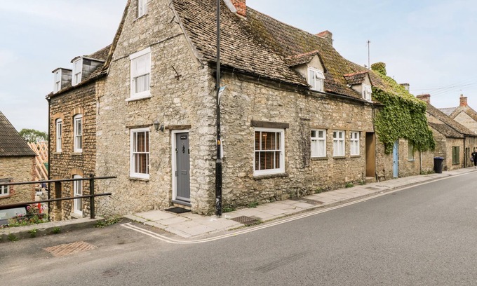 Malmesbury Cabaña | CORNER COTTAGE, character holiday cottage in Malmesbury